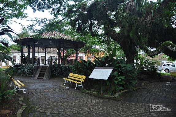 Praça ao lado do rio em Morretes, próximo ao litoral do Paraná